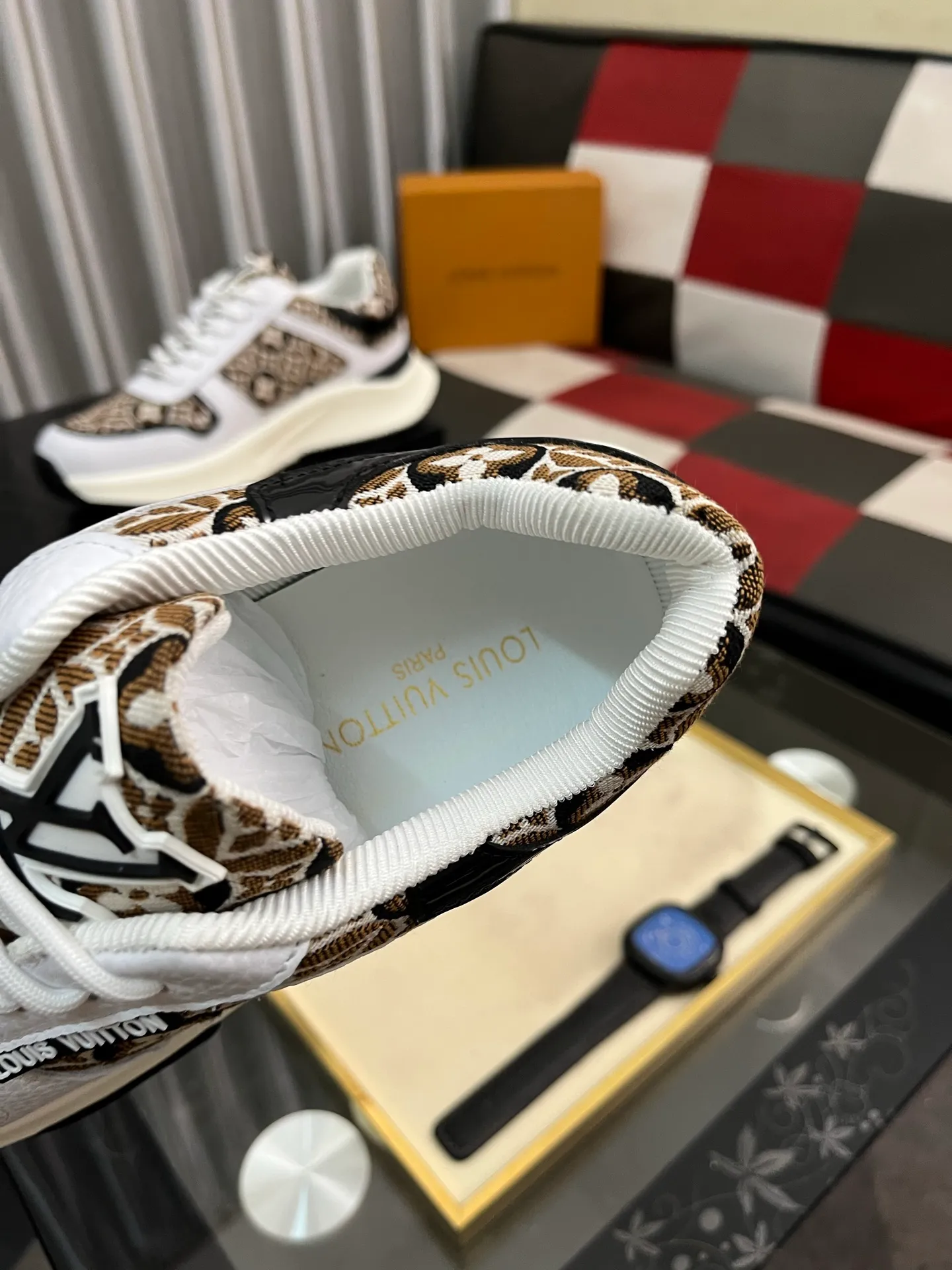 Men's shoes 💰458⌚️⌚️【LOUlS VUlTTON】Louis Vuitton ~ unique and casual style. LV counter purchasing 🏃casual shoes😍😍 are on sale at the men's counter at the same time. Italian imported brands select top-layer Italian cowhide. 🐑Sheepskin lining (refuses to discolor and grind feet) Sole: Original sole specially provided by the original factory 🎬Better in kind Code number: 38-444⃣️Color selection